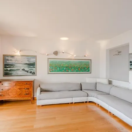 Vila Villa Arona *